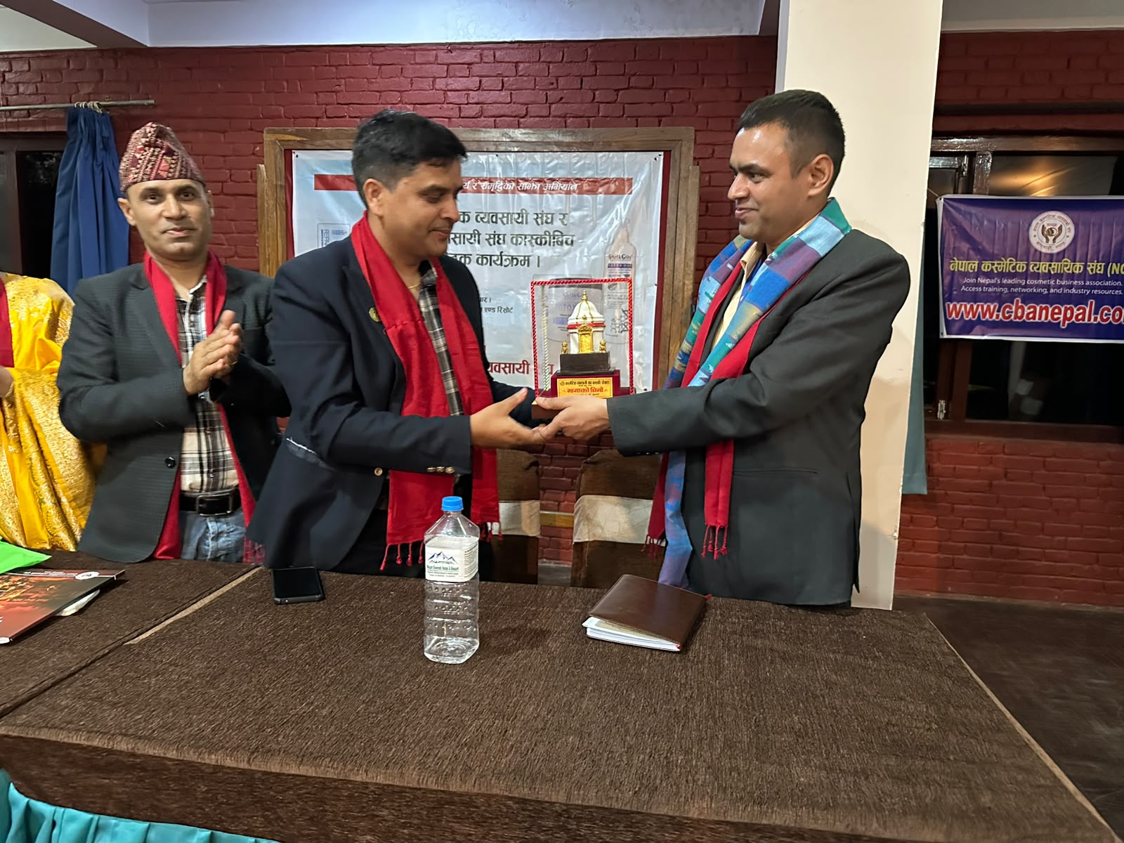 नेपाल कस्मेटिक व्यवसायी संघद्धारा कांस्की कस्मेटिक व्यवसायी संघलाई काठमाडौंमा स्वागत गर्दै