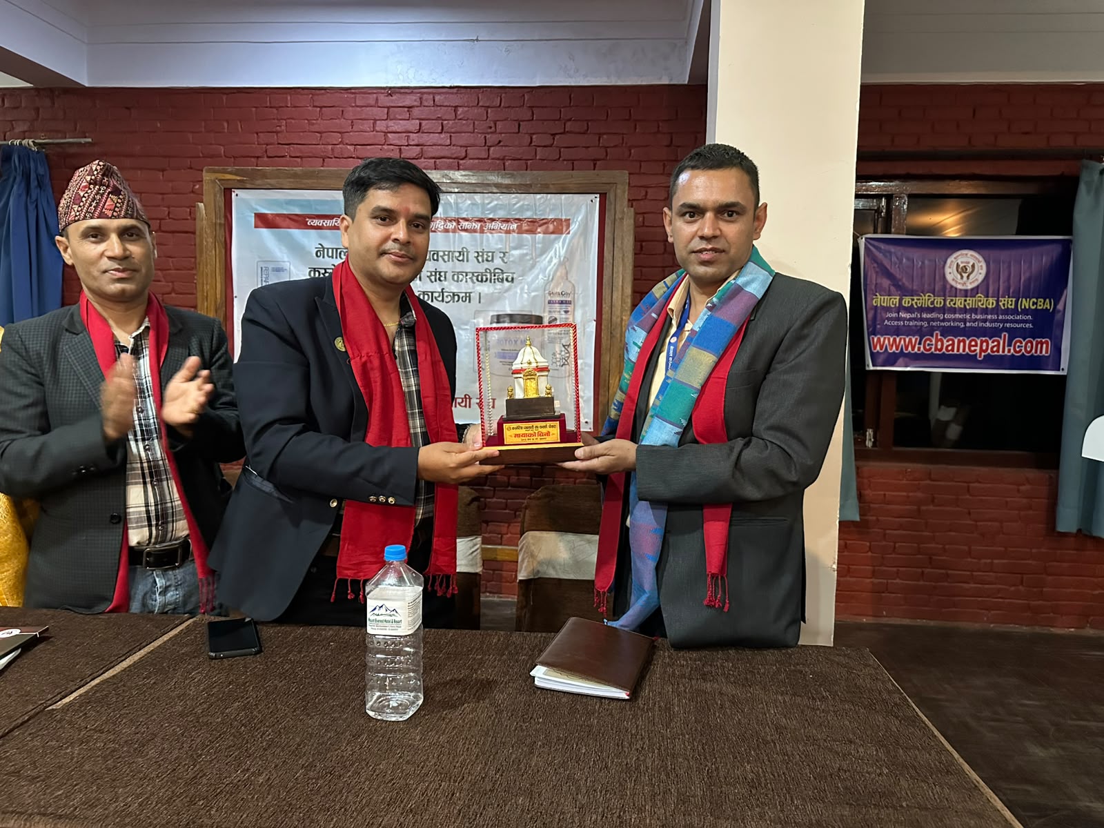 नेपाल कस्मेटिक व्यवसायी संघद्धारा कांस्की कस्मेटिक व्यवसायी संघलाई काठमाडौंमा स्वागत गर्दै