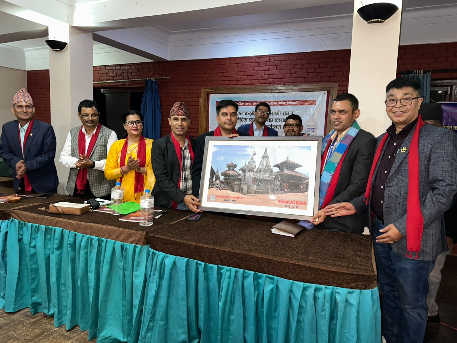 नेपाल कस्मेटिक व्यवसायी संघद्धारा कांस्की कस्मेटिक व्यवसायी संघलाई काठमाडौंमा स्वागत गर्दै